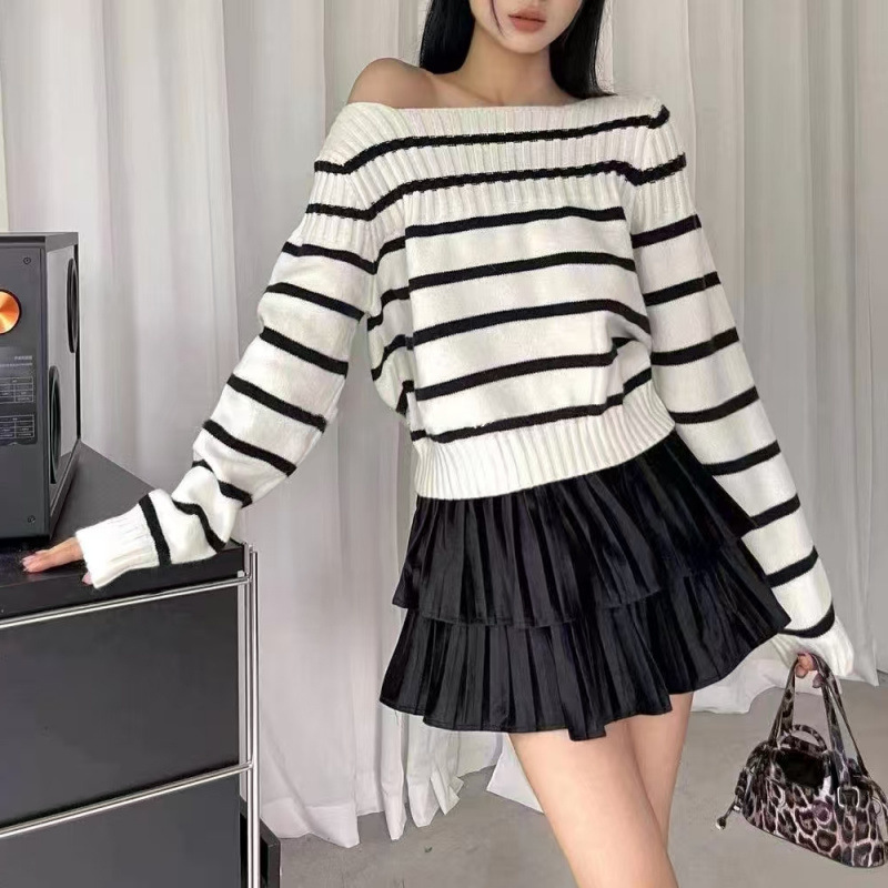 Women'S Fashion Trends Fall 2025 - طراز 2025: سترة محبوكة بخطوط ملونة